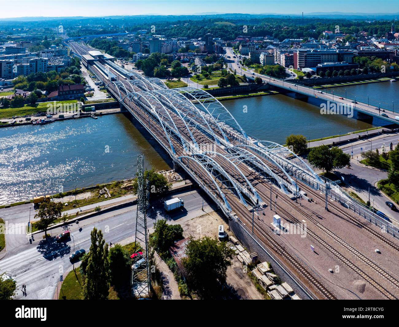 Nouveau pont ferroviaire à triple arc avec quatre voies, passerelle et piste cyclable au-dessus de la Vistule à Cracovie, Pologne. Vue de loin de la nouvelle Cracovie Zabloci Banque D'Images