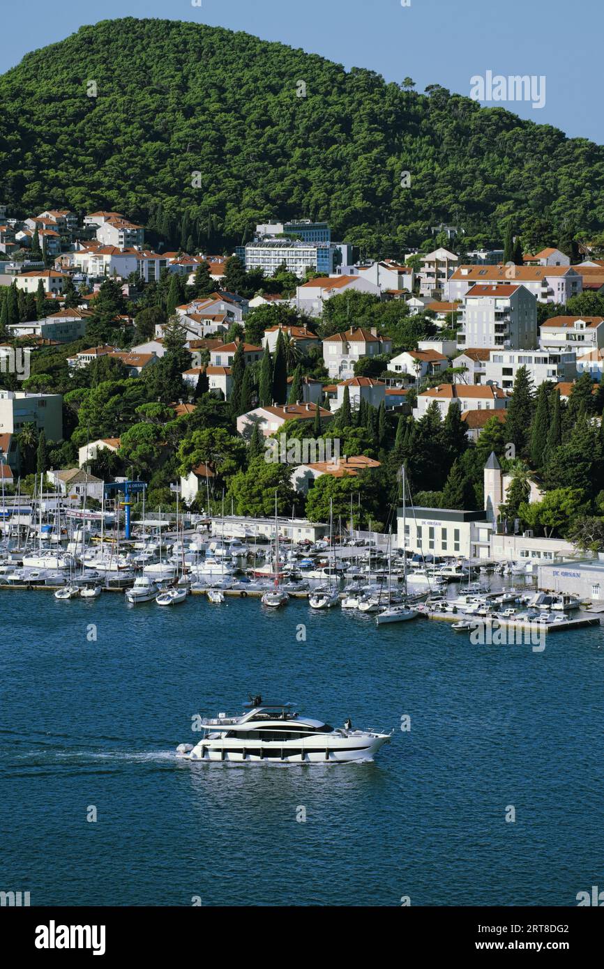 Un super yacht de luxe côtoie la charmante marina de Dubrovnik, en Croatie Banque D'Images