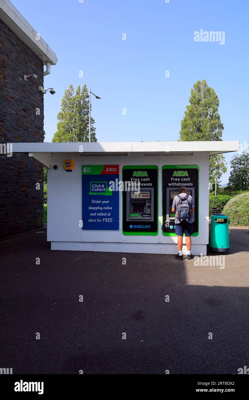 Homme au distributeur automatique de billets sortant de l'argent du distributeur automatique de billets Banque D'Images