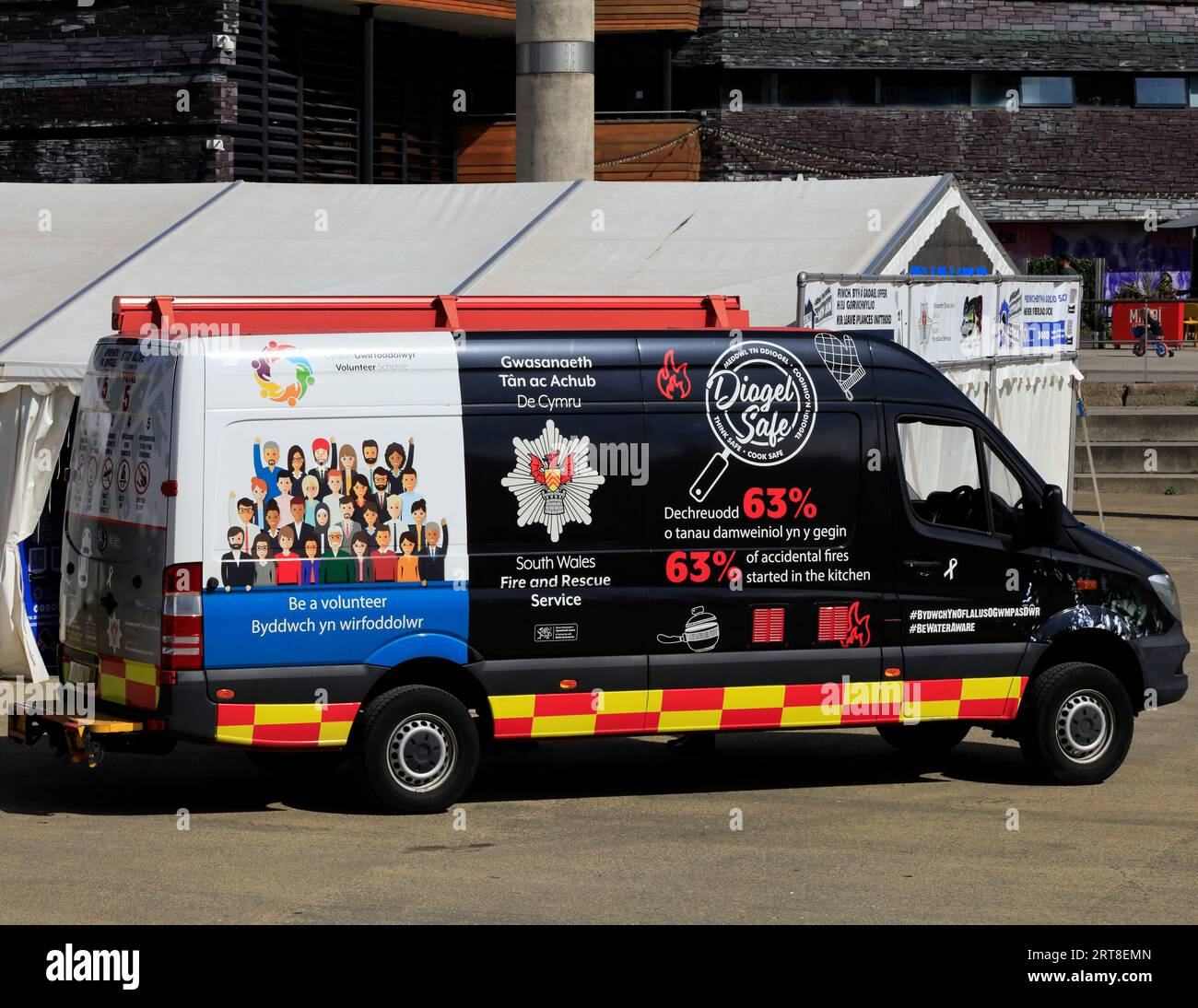 Camionnette promotionnelle noire South Wales Fire and Rescue, à l'extérieur du Millennium Centre, le bassin ovale, (Roald Dahl Plass) Cardiff Bay Scenes sept 23 Banque D'Images