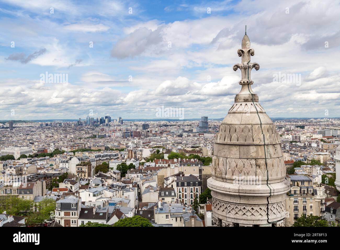 Paris, France, le 12 mai 2017 : vue sur les gratte-ciel de Paris depuis le sommet de la basilique du Sacré-cœur Banque D'Images