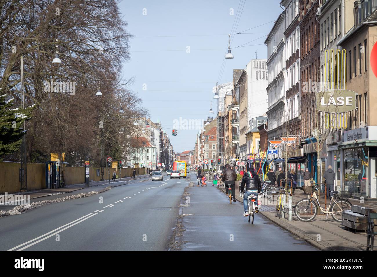 Copenhague, Danemark, 25 février 2017 : vélos, personnes et voitures sur Norrebrogade. Norrebrogade est la principale rue commerçante et une importante Banque D'Images