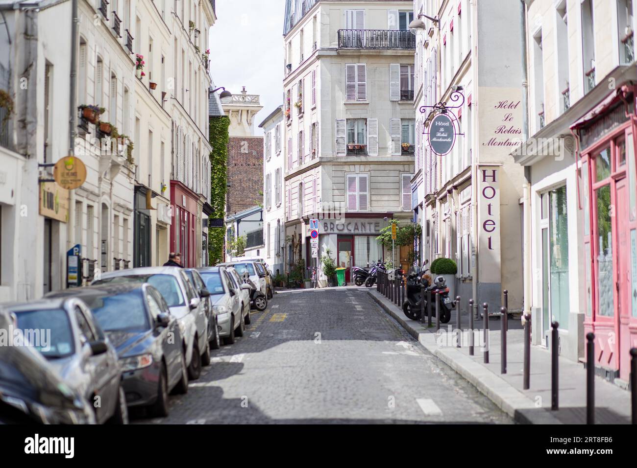 Paris, France, 12 mai 2017 : une rue typique du célèbre quartier de Montmartre Banque D'Images