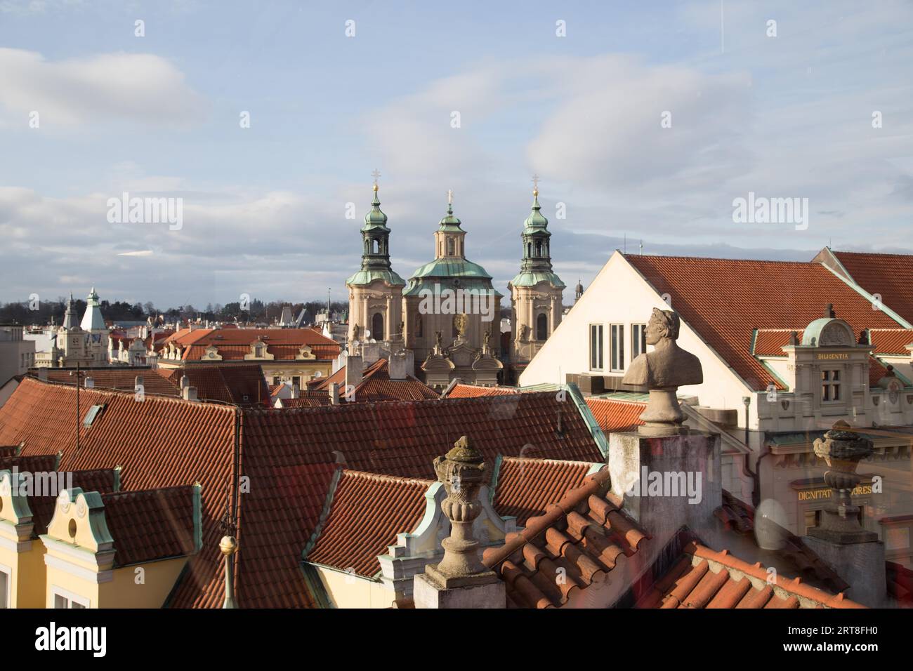 Prague, République tchèque, 20 mars 2017 : vue sur les toits et une église dans le centre historique de la ville Banque D'Images