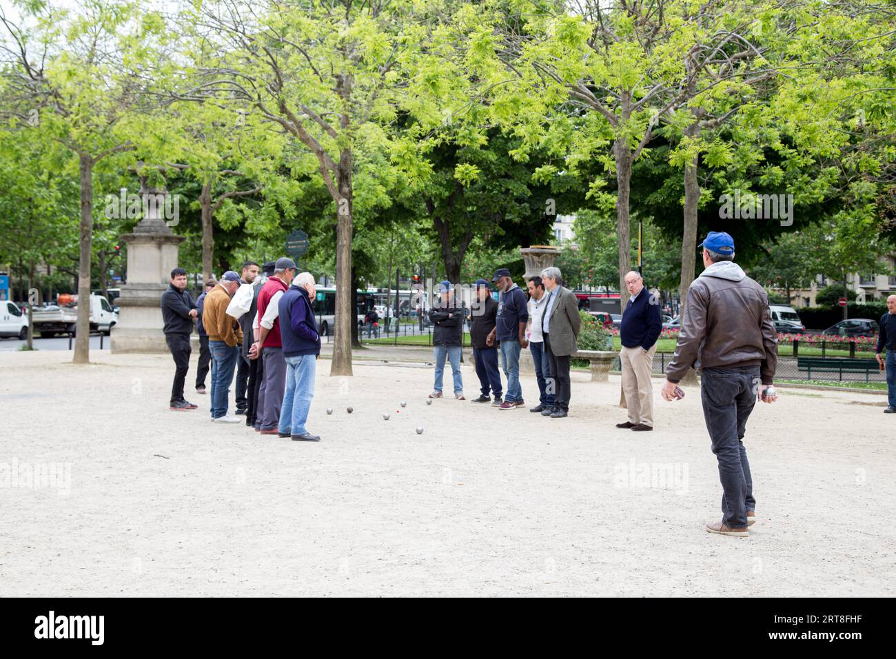 Paris, France, 11 mai 2017 : groupe d'hommes jouant à la pétanque dans un parc public Banque D'Images