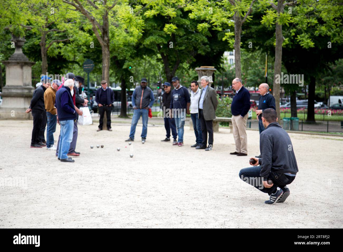 Paris, France, 11 mai 2017 : groupe d'hommes jouant à la pétanque dans un parc public Banque D'Images