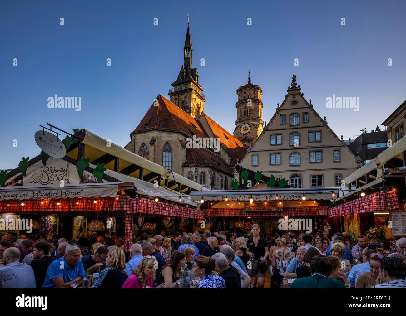 Les gens assis dans les tonneaux de vin le soir, Weindorf Stuttgart, Schillerplatz, église collégiale, Fruchtkasten, heure bleue, Stuttgart Banque D'Images