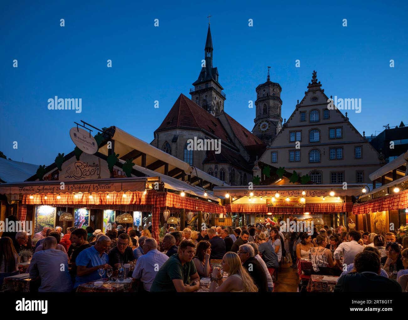 Les gens assis dans les tonneaux de vin le soir, Weindorf Stuttgart, Schillerplatz, église collégiale, Fruchtkasten, heure bleue, Stuttgart Banque D'Images