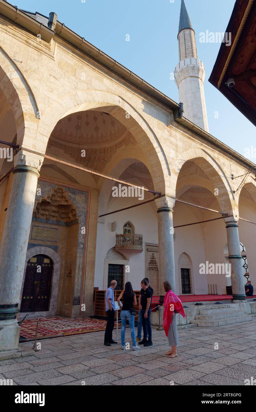 Personnes devant la mosquée Gazi Husrev-beg dans la ville de Sarajevo, Bosnie-Herzégovine, 11 septembre 2023 Banque D'Images