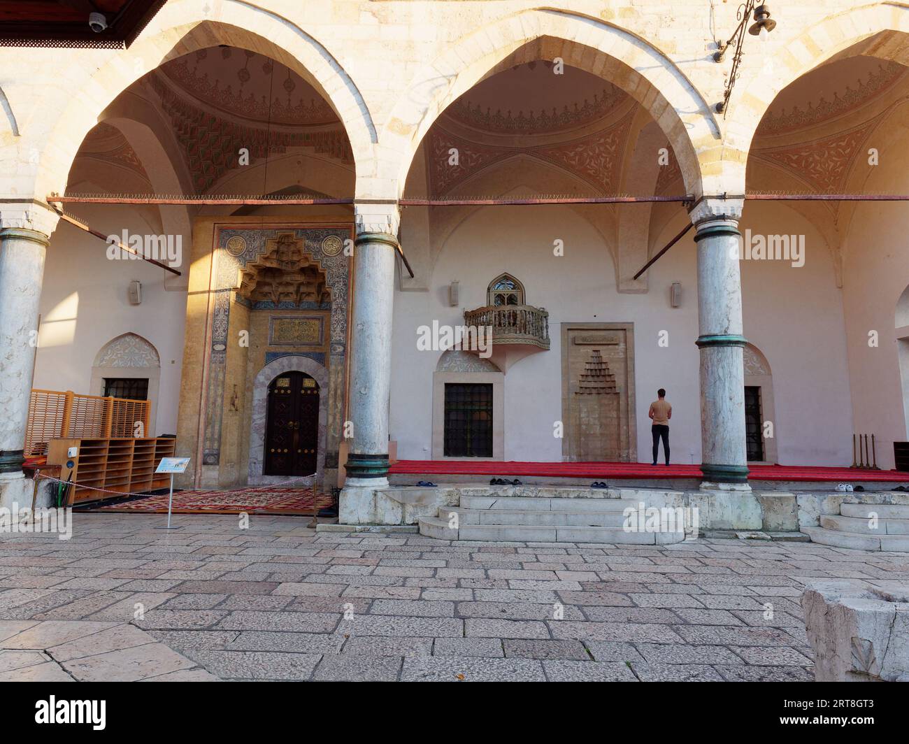 Mosquée Gazi Husrev-beg avec zone de prière extérieure incluant le mihrab, dans la ville de Sarajevo, Bosnie-Herzégovine, 11 septembre 2023 Banque D'Images