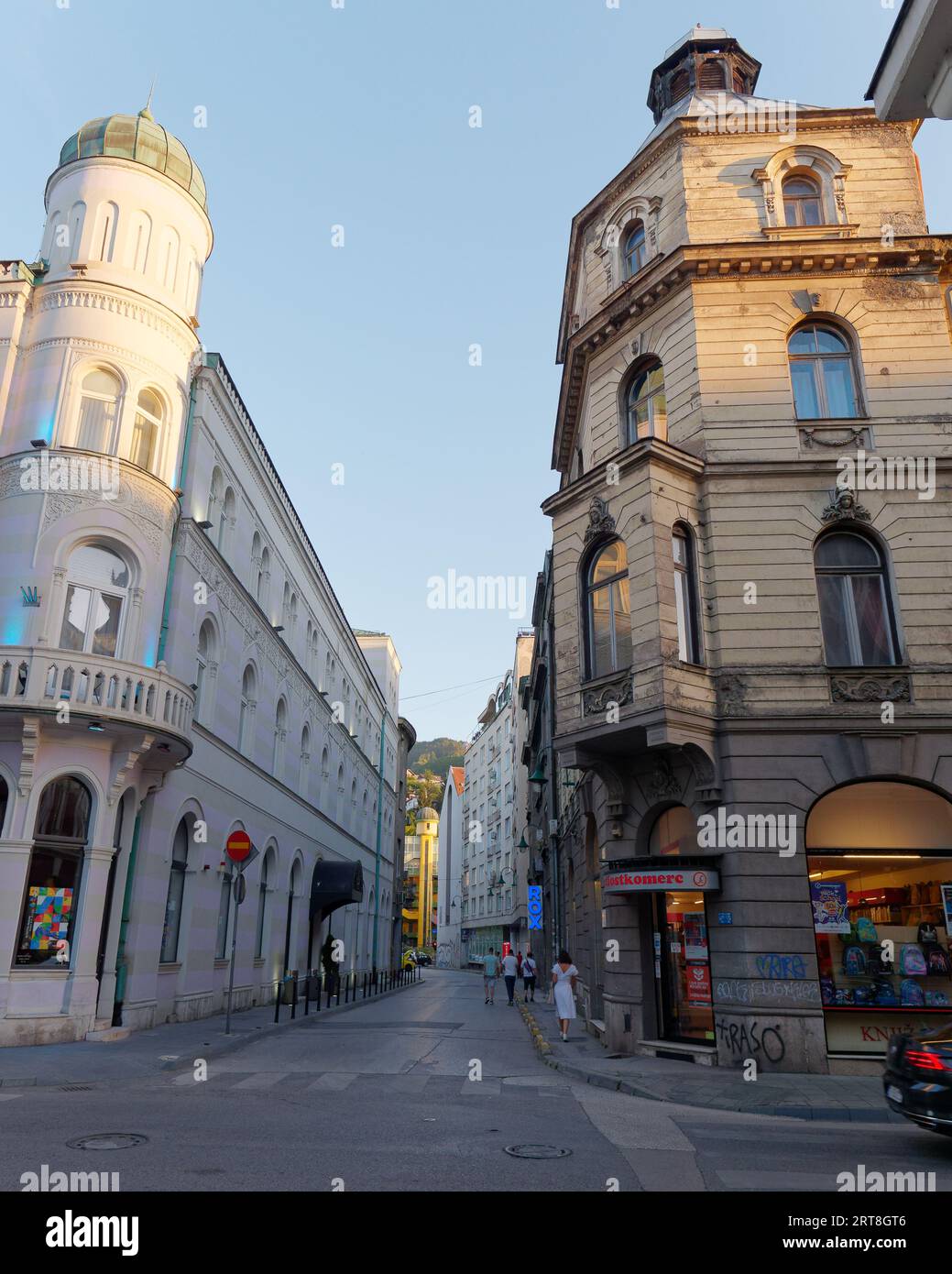 Rue avec d'élégants bâtiments d'angle dans la ville de Sarajevo, Bosnie-Herzégovine, 11 septembre 2023 Banque D'Images