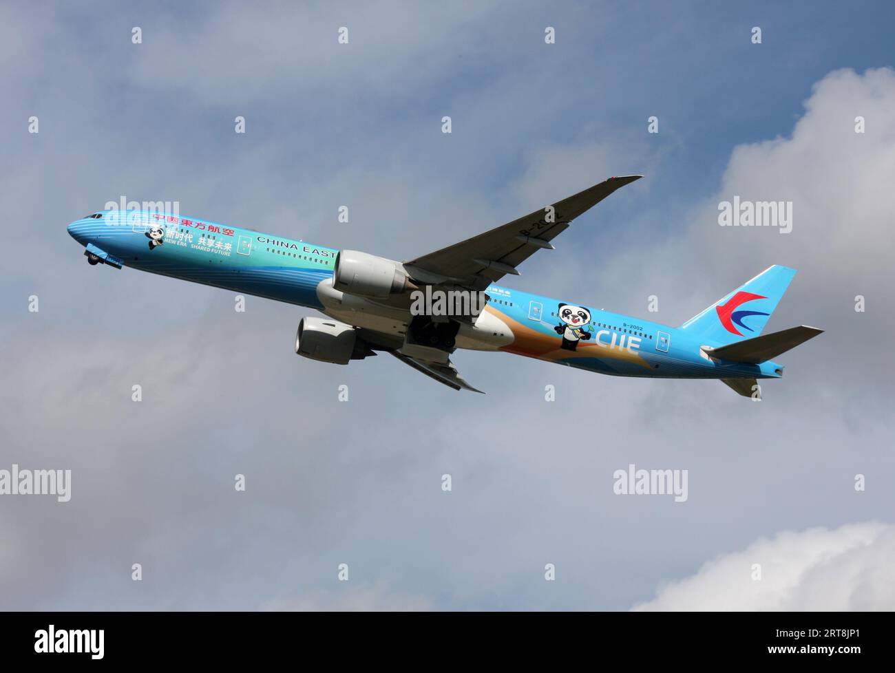 Un Boeing 777-300 de China Eastern Airlines dans une livrée spéciale CIIE au départ de l'aéroport de Londres Gatwick pour Shanghai Banque D'Images