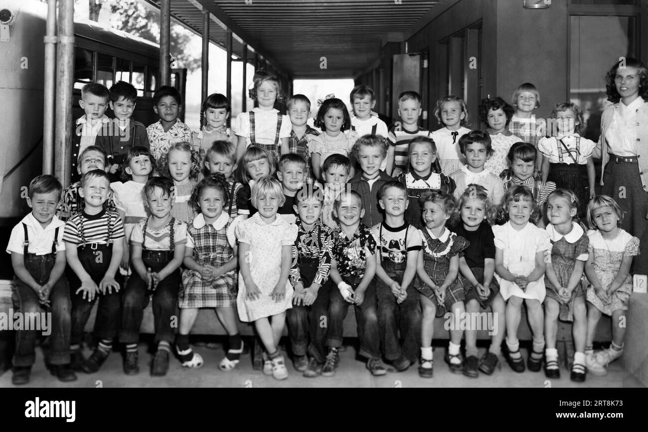Portrait de groupe de la classe de maternelle de 1951 à Highland Cypress School à Highand, en Californie. Banque D'Images
