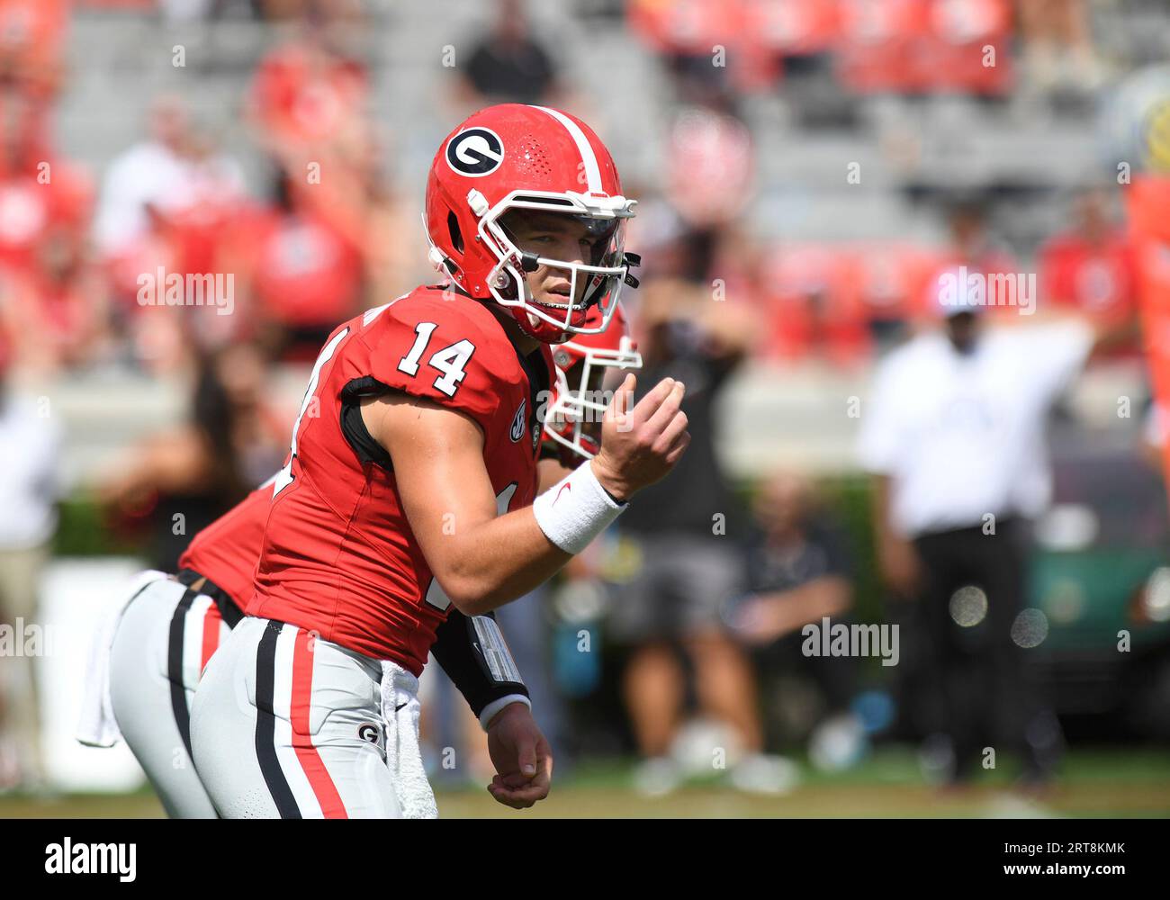 ATHENS, GA - SEPTEMBER 09: Georgia Bulldogs Quarterback Gunner Stockton (14) audibles during the college football game between the Ball State Cardinals and the Georgia Bulldogs on September 09, 2023, at Sanford Stadium in Athens, GA. (Photo by Jeffrey Vest/Icon Sportswire) (Icon Sportswire via AP Images) Banque D'Images
