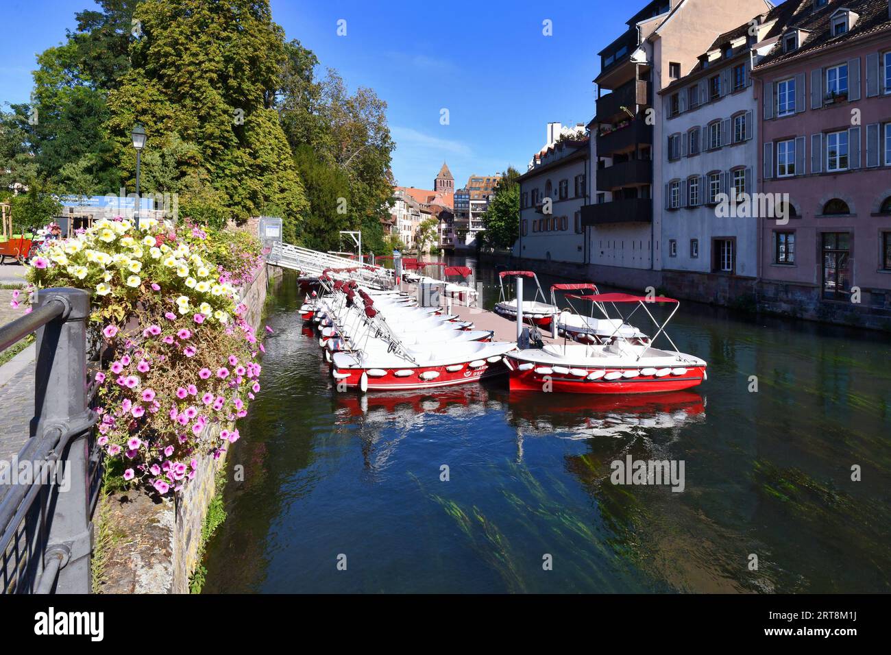 Strasbourg, France - 5 septembre 2023 : Rivière 'III' avec bateaux électriques offert comme tente aux touristes par'Marin d'eau douce' Banque D'Images