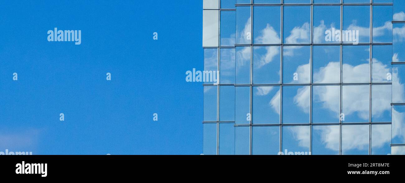 Résumé de gratte-ciel à New York avec ciel bleu et reflets. Photo de Liz Roll Banque D'Images