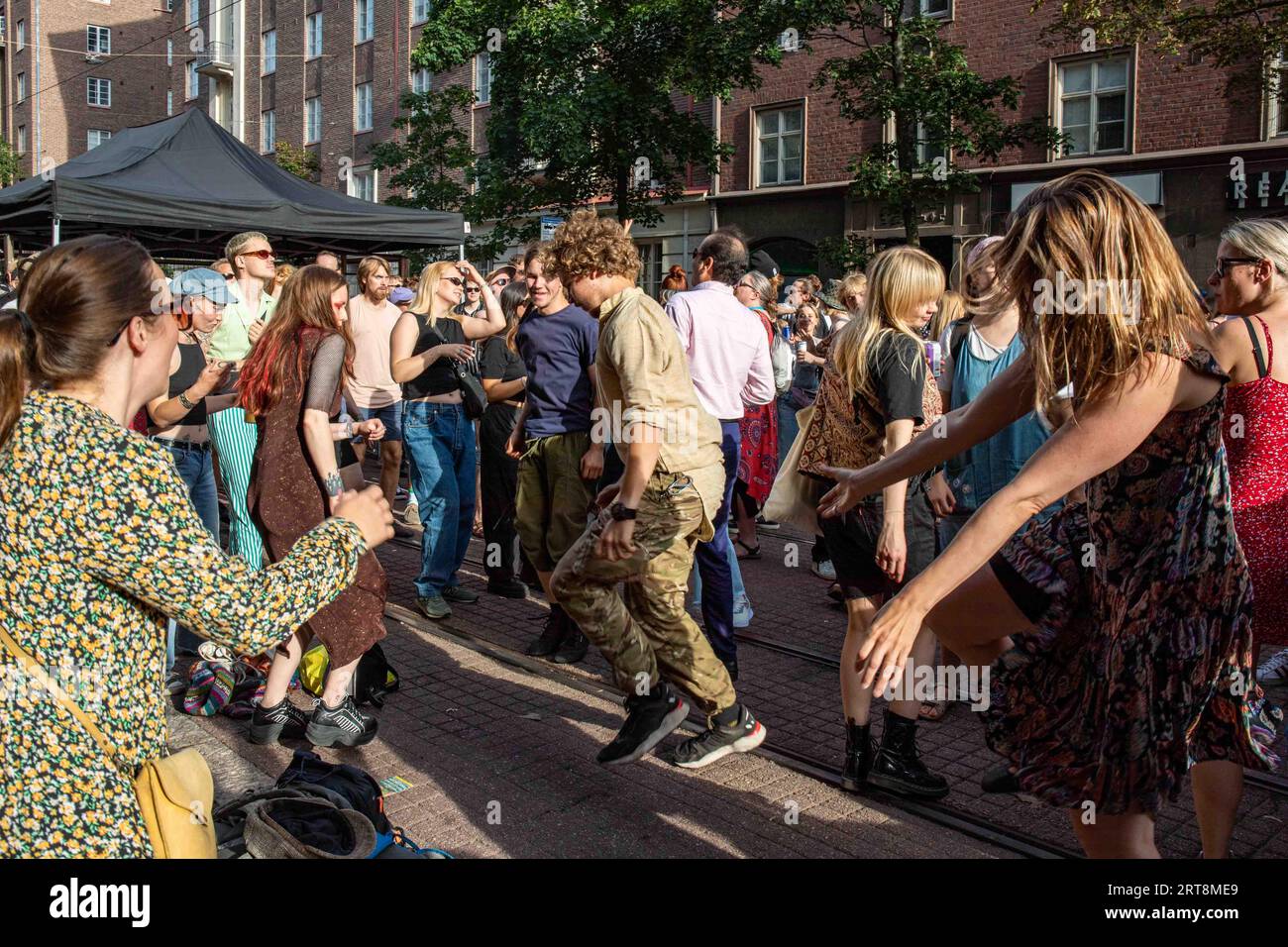 Des jeunes dansent dans la rue à Kallio Block Party 2023 par un après-midi ensoleillé d'été à Helsinki, Finlande Banque D'Images