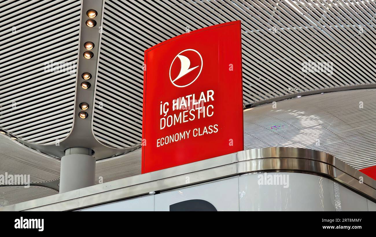 Istanbul, Turquie - 27 juin 2023 : signalisation Turkish Airlines montrant le comptoir d'enregistrement des vols intérieurs en classe économique à l'aéroport d'Istanbul. Banque D'Images