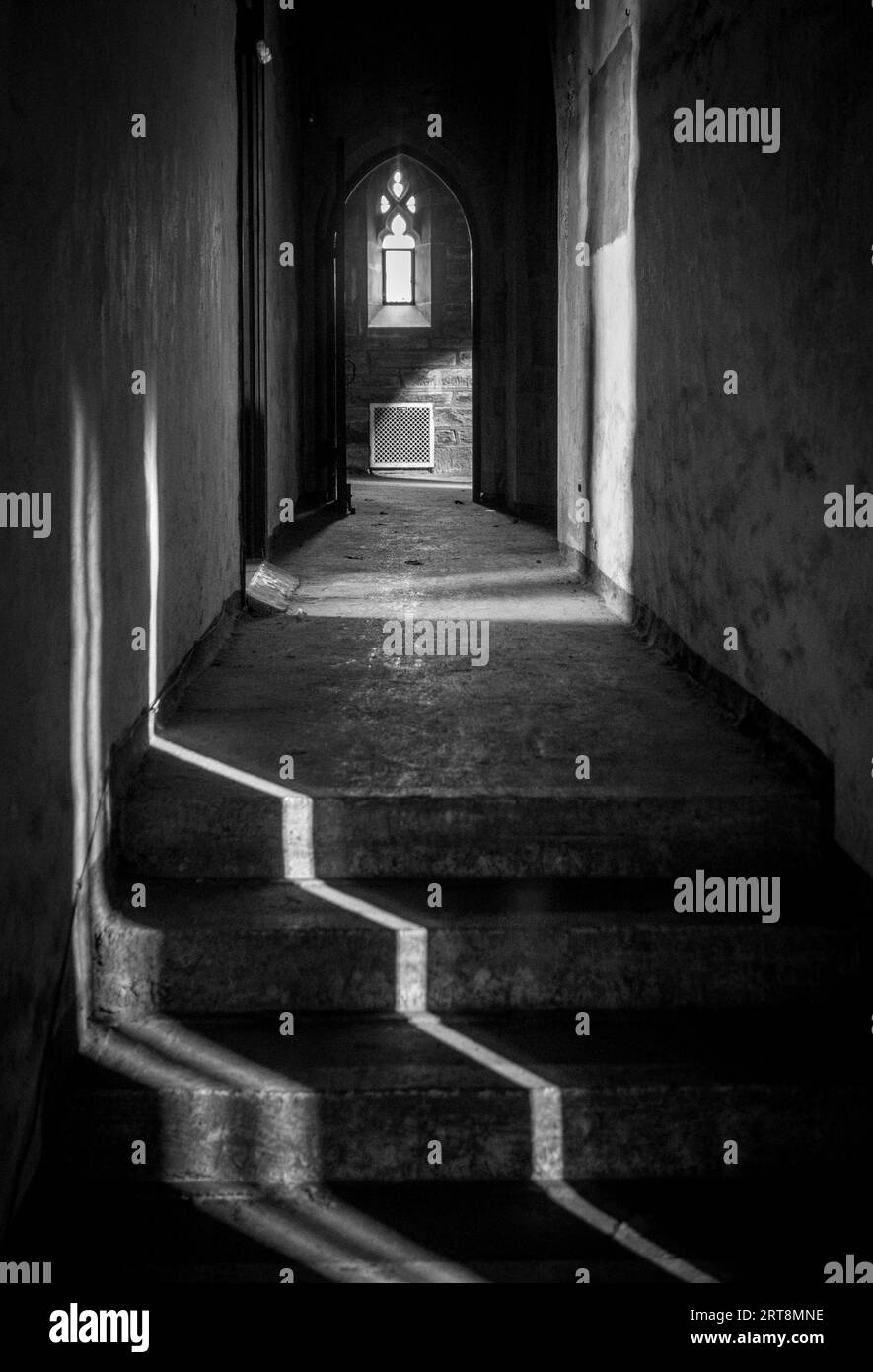 Intérieur d'une église abandonnée avec des reflets de vitraux. Photo de Liz Roll Banque D'Images