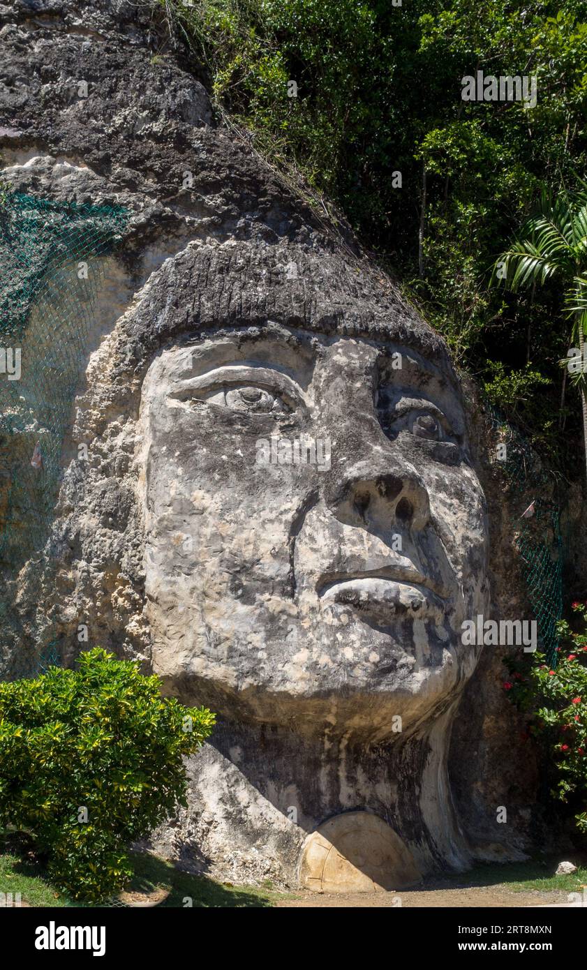Tíano visage indien sculpté dans un rocher à Porto Rico Banque D'Images