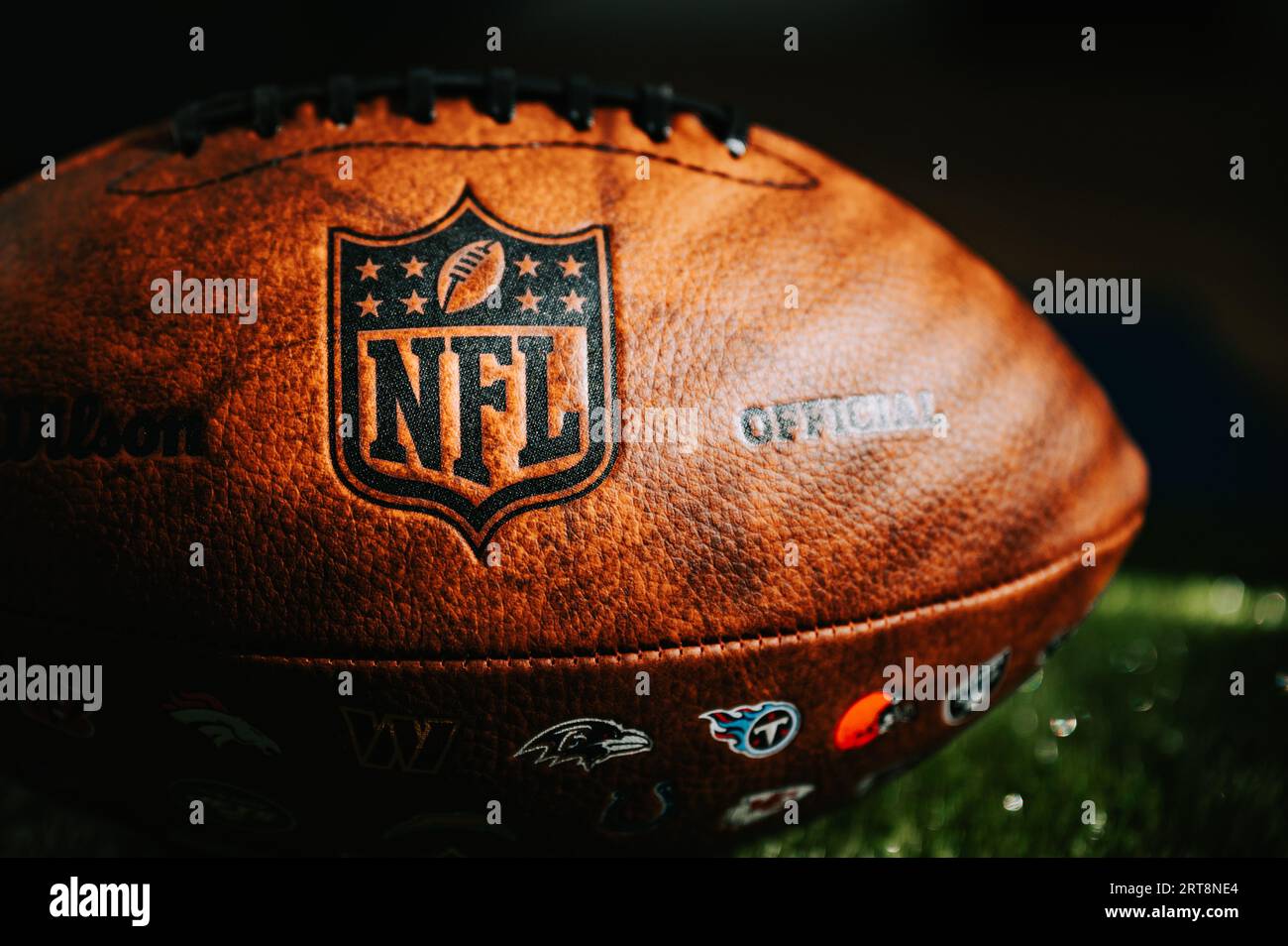 NEW YORK, États-Unis, 11 SEPTEMBRE 2023 : balle en cuir et emblème de la NFL en vedette. Ballon officiel de la Ligue nationale de football Banque D'Images