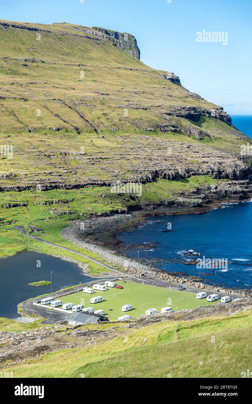 Footbal s'est enflammé dans le village d'Eidi, île d'Eysturoy, îles Féroé Banque D'Images Footbal s'est enflammé dans le village d'Eidi, île d'Eysturoy, îles Féroé Banque D'Images