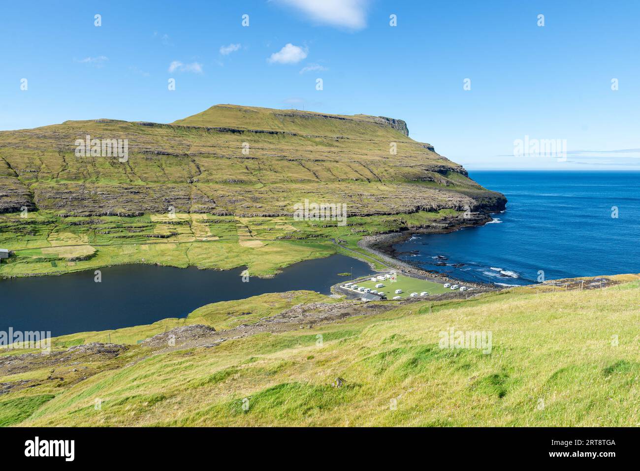 Footbal s'est enflammé dans le village d'Eidi, île d'Eysturoy, îles Féroé Banque D'Images Footbal s'est enflammé dans le village d'Eidi, île d'Eysturoy, îles Féroé Banque D'Images