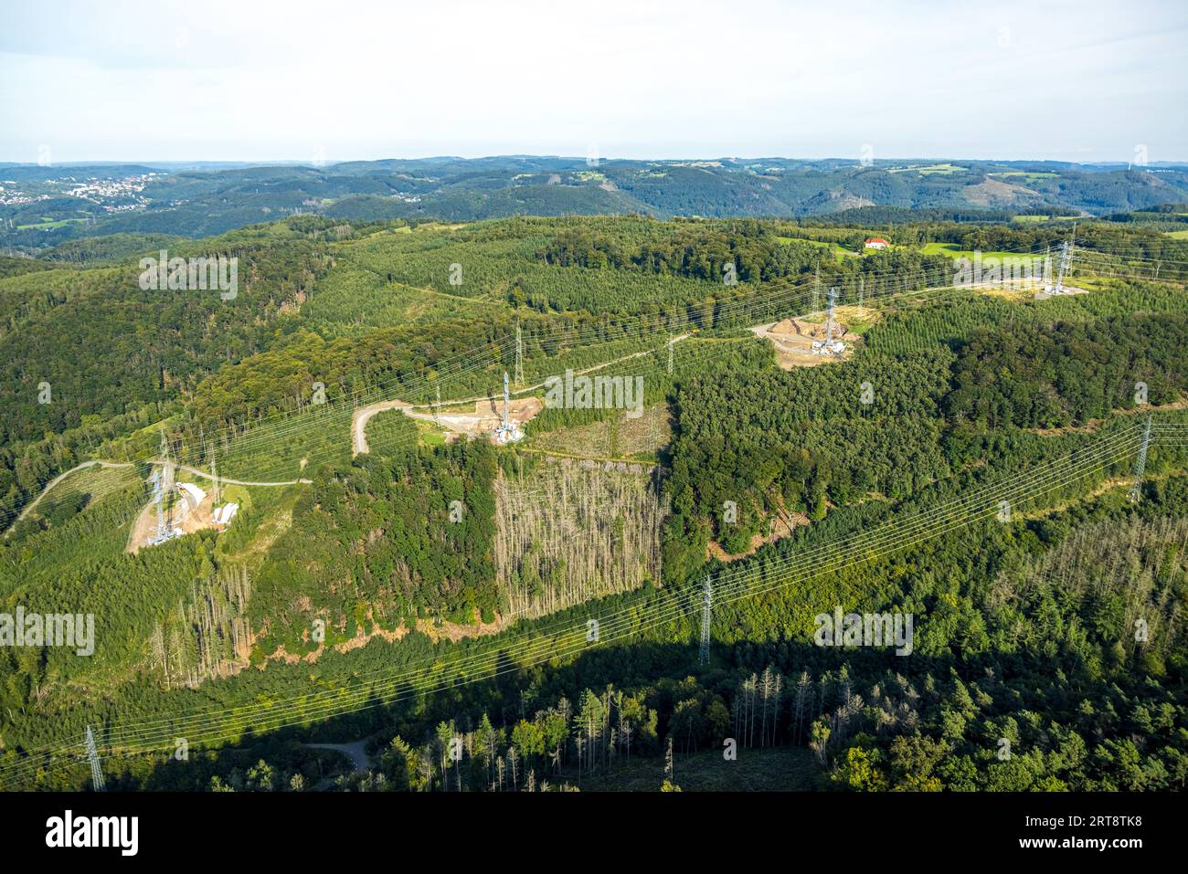 Vue aérienne, Hagen-Hohenlimburg, ligne AMPRION, réseau haute tension de ligne électrique dans la région forestière de Menhagen, Letmathe, Iserlohn, région de la Ruhr, Rhin du Nord-Wes Banque D'Images
