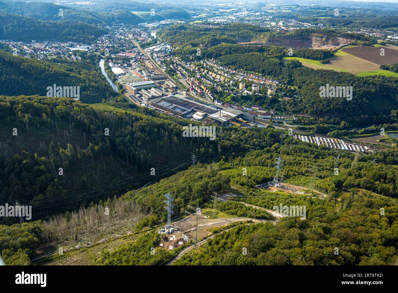 Vue aérienne, Hagen-Hohenlimburg, ligne AMPRION, réseau haute tension de ligne électrique dans la région forestière de Menhagen, Letmathe, Iserlohn, région de la Ruhr, Rhin du Nord-Wes Banque D'Images