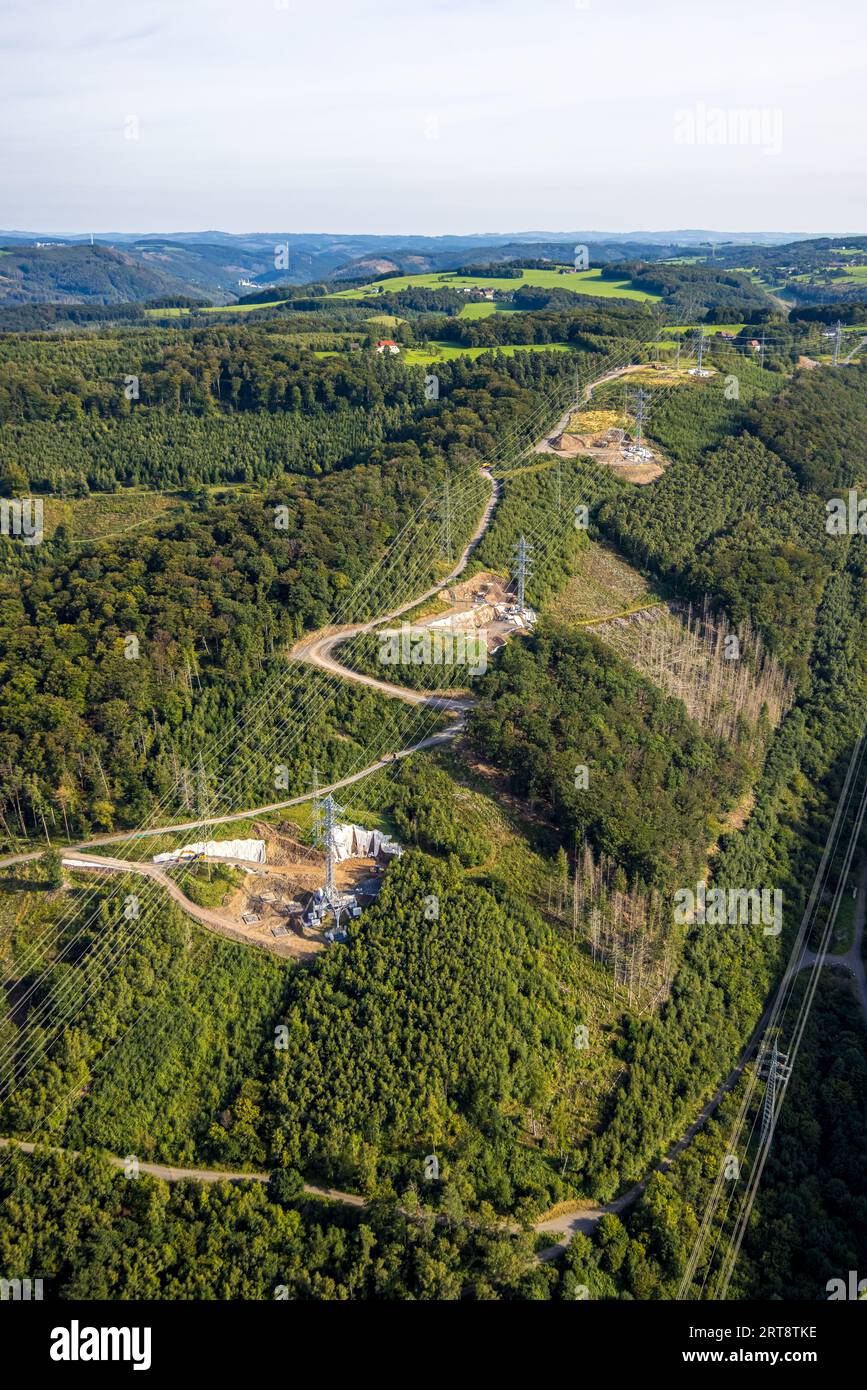 Vue aérienne, Hagen-Hohenlimburg, ligne AMPRION, réseau haute tension de ligne électrique dans la région forestière de Menhagen, Letmathe, Iserlohn, région de la Ruhr, Rhin du Nord-Wes Banque D'Images