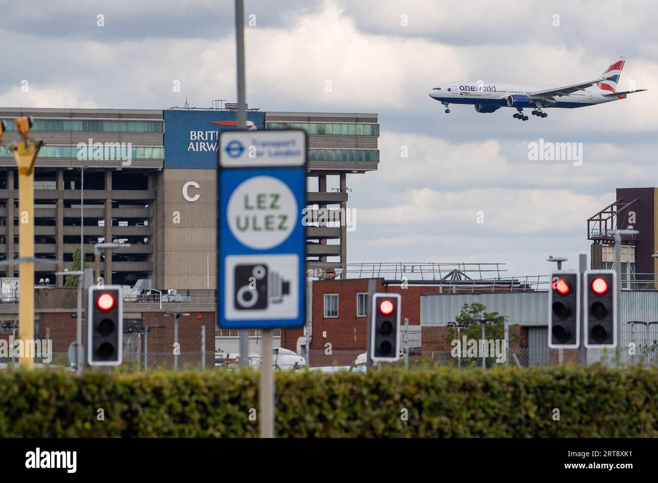 Feltham, Royaume-Uni. 11 septembre 2023. Aéroport de Londres Heathrow (LHR). Heathrow fait désormais partie de la zone d'ultra-faible émission (ULEZ), ce qui signifie que les passagers voyageant à Londres Heathrow qui n'ont pas de véhicule conforme à la norme ULEZ devront payer £12.50. Crédit : Alamy Live News/DLeLifeZ Banque D'Images