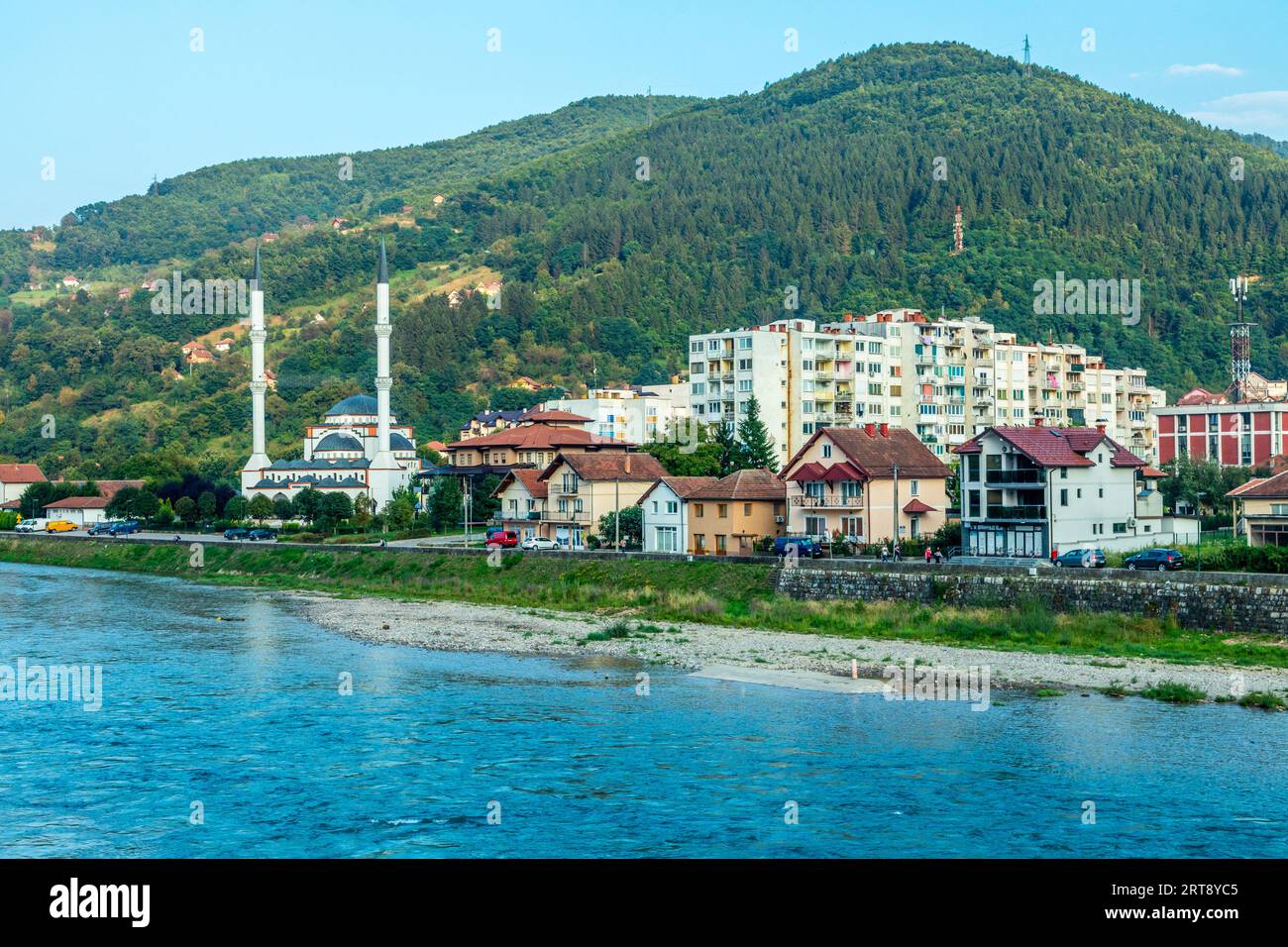 Gorazde quartier résidentiel panorama de la ville avec mosquée sur la rive et la rivière Drina au premier plan, Bosnie-Herzégovine Banque D'Images