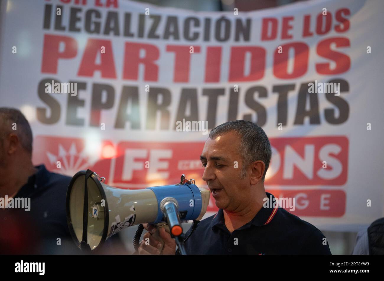 Madrid, Espagne. 11 septembre 2023. Manuel Andrino, leader de la Falange, s'exprimant lors d'une manifestation du parti d'extrême droite 'Falange Española de las JONs'. Le parti d'extrême droite appelle à l'interdiction des partis politiques et des associations qui promeuvent le séparatisme, lors d'une manifestation coïncidant avec la fête nationale catalane, également connue sous le nom de "Diada". Crédit : Marcos del Mazo/Alamy Live News Banque D'Images