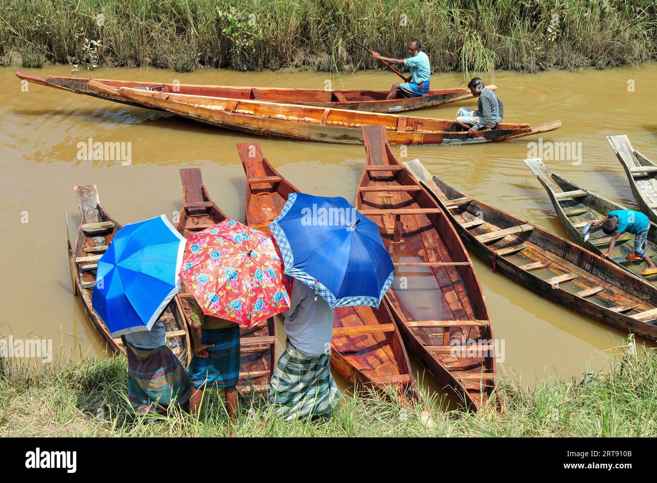 Sylhet, Bangladesh. 09 septembre 2023. Des bateaux en bois sont mis en vente au Salutikar Bazar de Sylhet, Bangladesh. Les prix des bateaux varient entre TK 3 000 et TK 10,000. La demande pour ces bateaux reste la même dans les zones rurales de basse altitude depuis le début de la saison des pluies et les bateaux ont obtenu le principal mode de transport pendant cette période. Ce marché vieux d'environ 100 ans dans le Gowainghat de Sylhet reste ouvert les samedis et mardis. Le 09 septembre 2023 Sylhet, Bangladesh (photo de MD Rafayat Haque Khan/Eyepix Group/Sipa USA) crédit : SIPA USA/Alamy Live News Banque D'Images