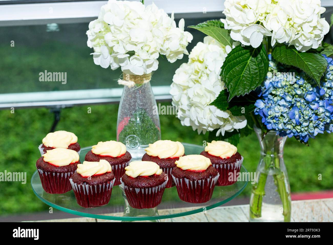 Événements sociaux ; Présentation individuelle de desserts pour les invités à la réception Banque D'Images