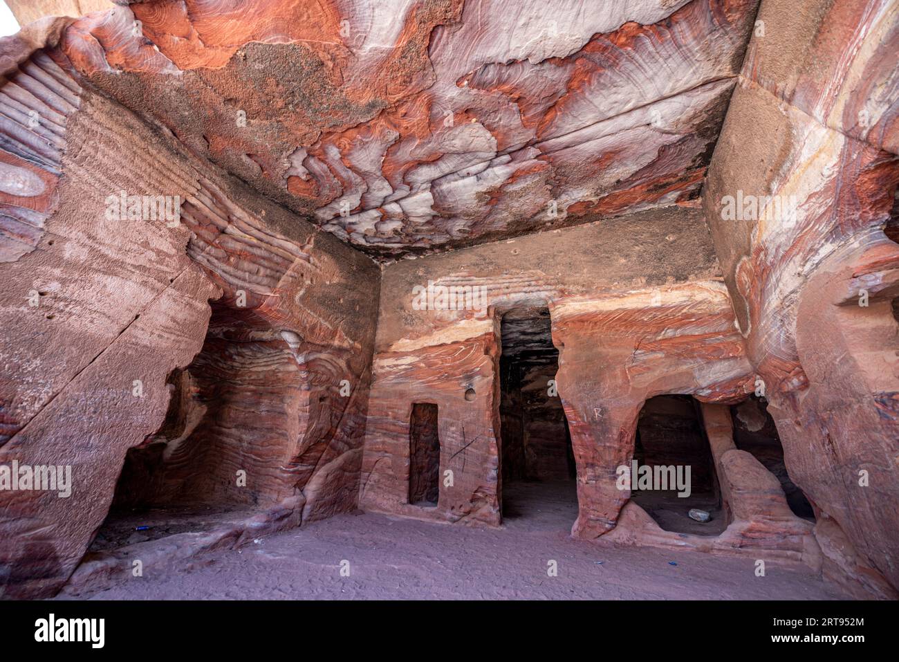 Roches variées colorées dans des tombes sculptées, site archéologique de Petra, Jordanie Banque D'Images