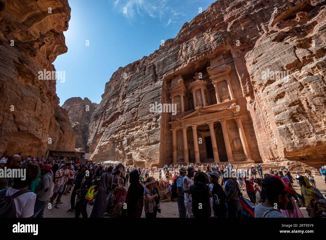 Touristes devant le Trésor (Al-Khazneh), site archéologique de Petra, Jordanie Banque D'Images