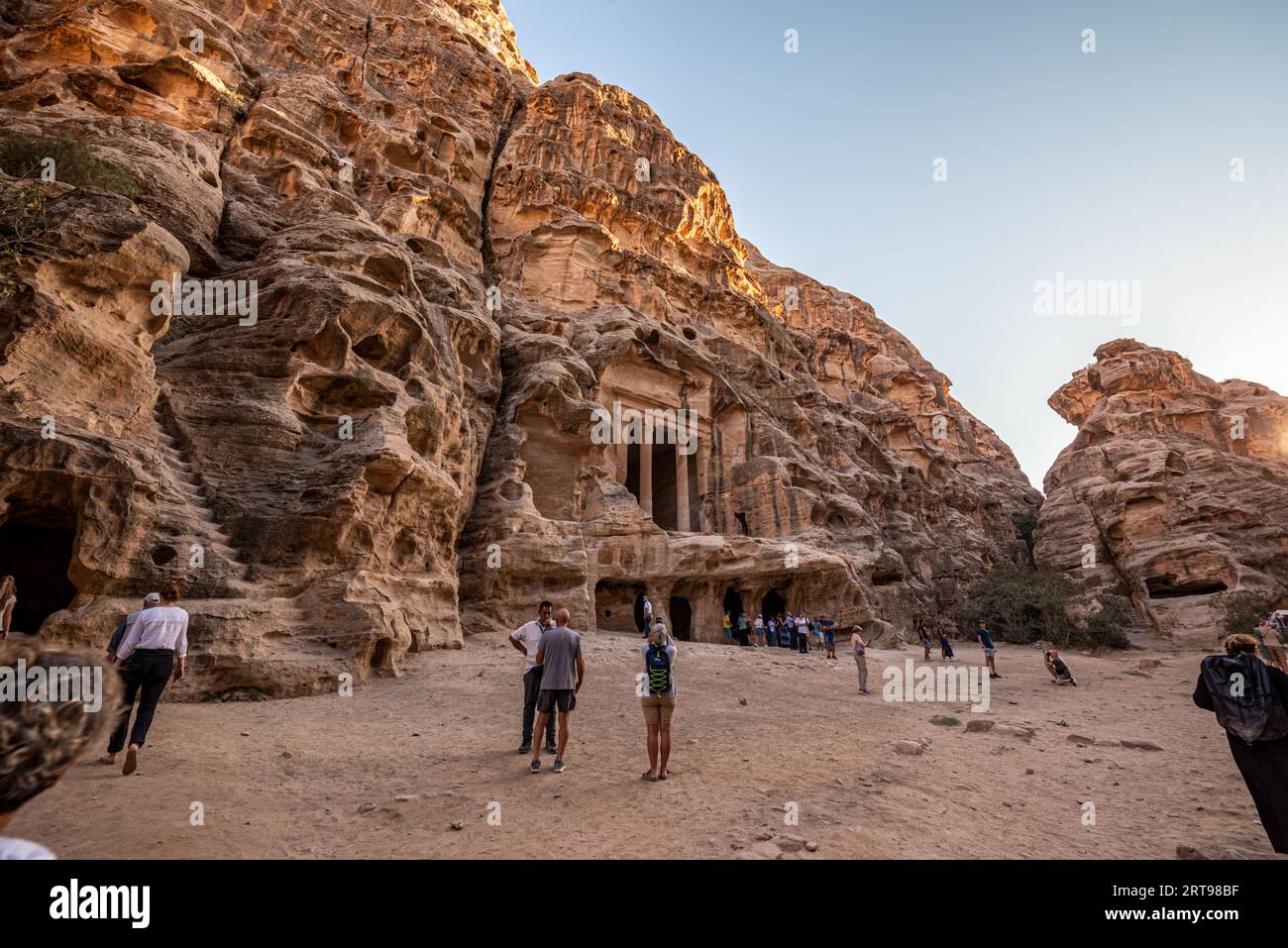 Touristes visitant Little Petra (Siq al-Barid,), Jordanie Banque D'Images