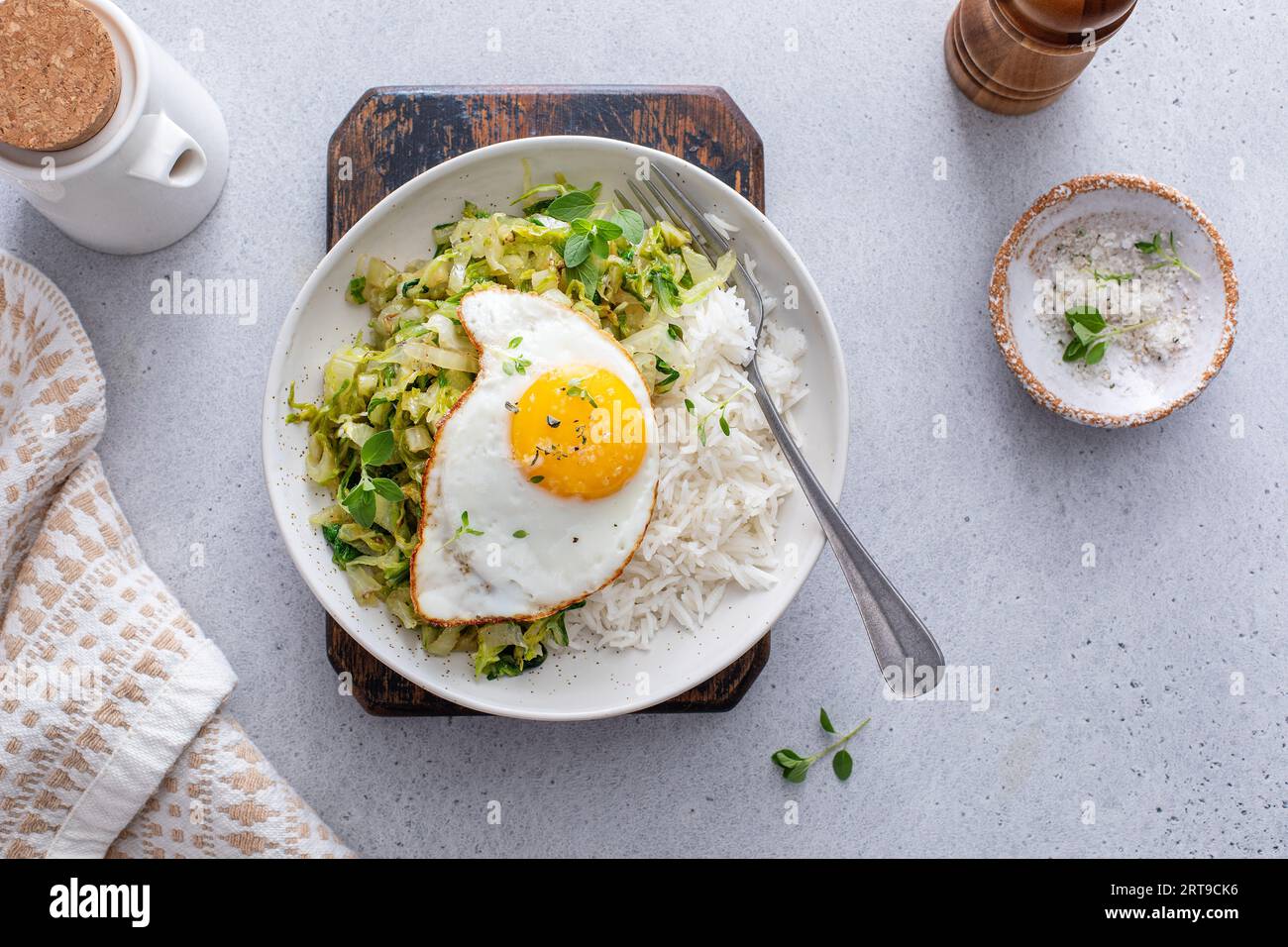 Bol à riz avec chou sauté et œuf au plat, déjeuner ou petit déjeuner sain Banque D'Images
