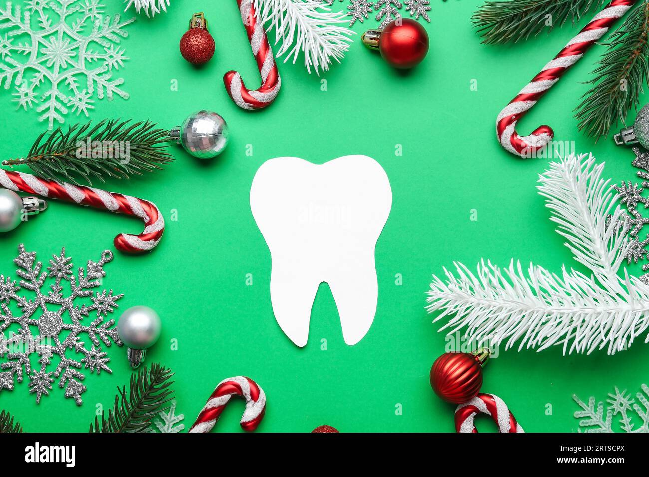 Dent de papier avec décor de Noël sur fond vert Banque D'Images
