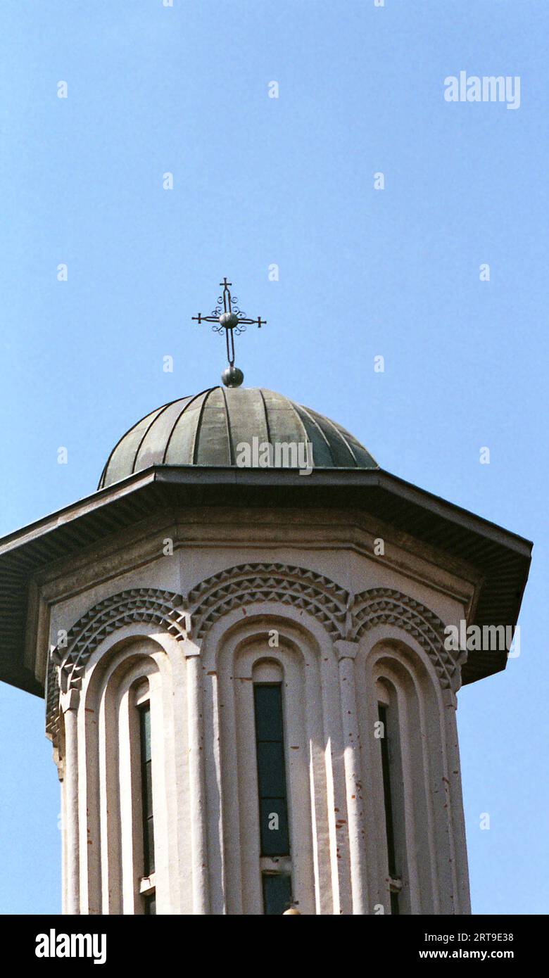 Bucarest, Roumanie, env. 2000. Vue sur les tours de la cathédrale patriarcale orthodoxe roumaine, monument historique du 17e siècle. Banque D'Images