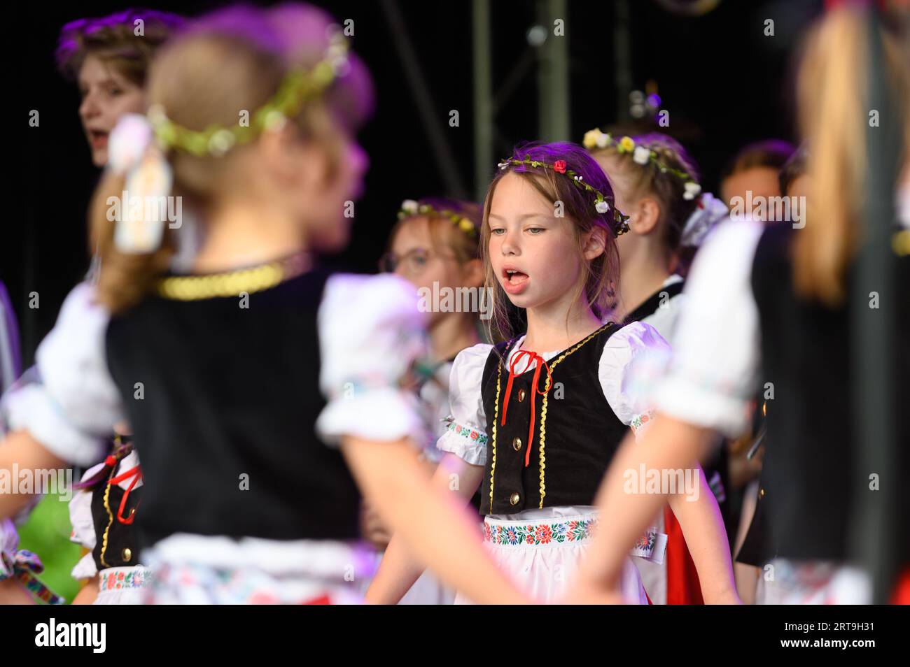 Des enfants tchèques et slovaques interprétant des chants et danses tchèques et slovaques traditionnels lors d'un événement au Luxembourg. Banque D'Images