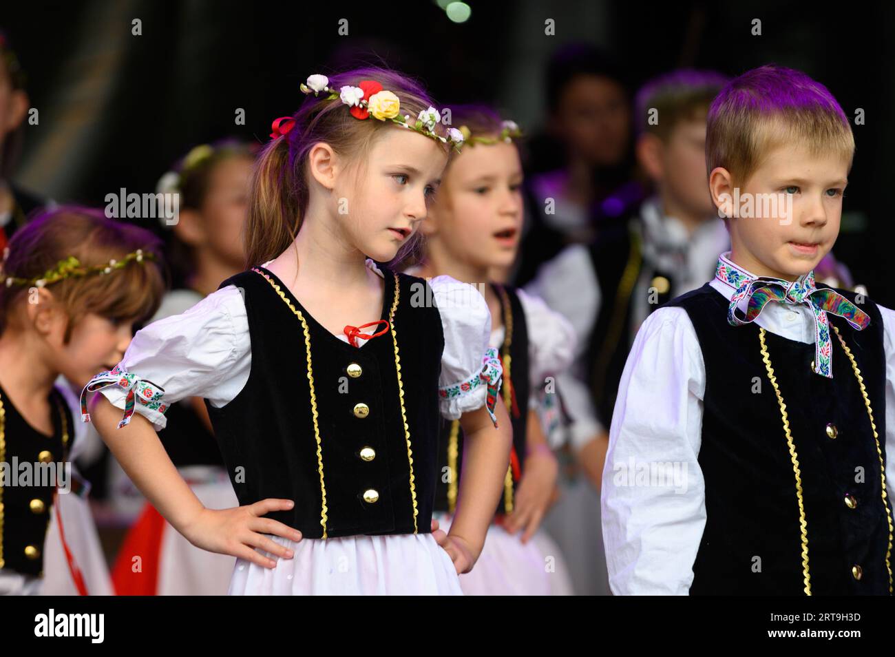 Des enfants tchèques et slovaques interprétant des chants et danses tchèques et slovaques traditionnels lors d'un événement au Luxembourg. Banque D'Images