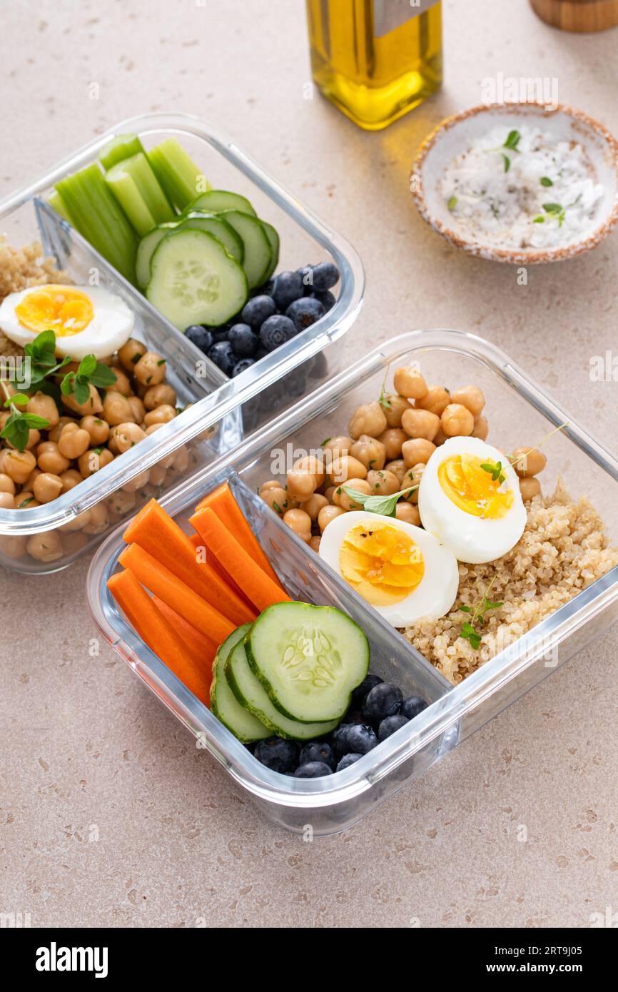 Récipients végétariens de préparation de repas de déjeuner à haute teneur en protéines avec quinoa, pois chiches aux herbes, légumes et œufs durs Banque D'Images
