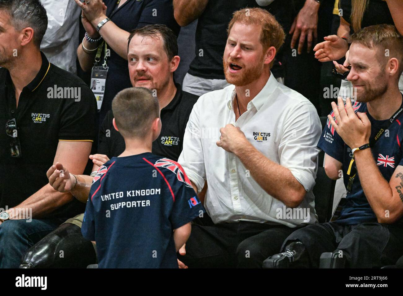 Düsseldorf, Allemagne. 11 septembre 2023. Le duc de Sussex, le prince Harry, regarde le match et interagit avec les invités, les fans, les enfants et même le chien saucisse d'un athlète britannique, avant de remettre à Team USA ses médailles d'or après sa victoire. Team United Kingdom affronte Team USA en finale de rugby en fauteuil roulant à l'arène Spiel Merkur ce soir. Jour 2 des Jeux Invictus Düsseldorf dans et autour de la Merkur Spiel Arena. Crédit : Imageplotter/Alamy Live News Banque D'Images