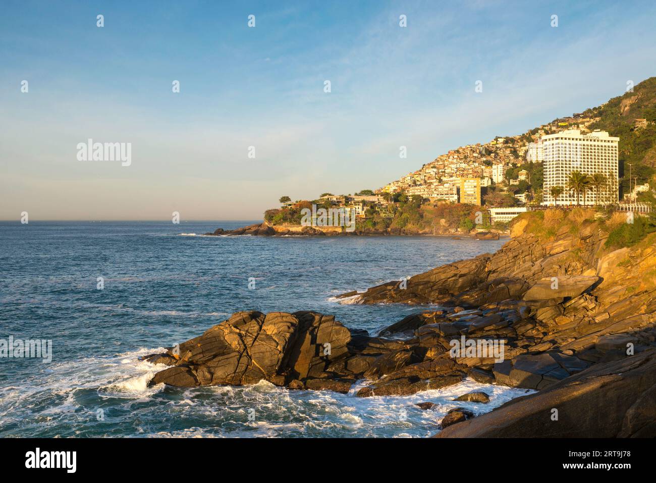 Côte pittoresque de Rio de Janeiro avec Vidigal Favela à l'horizon et deux Frères montagne Banque D'Images