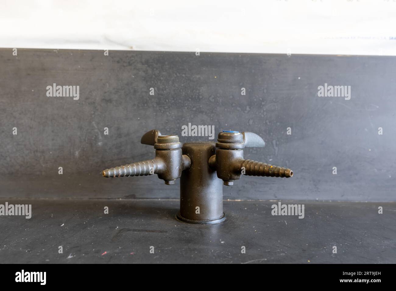 Soupape de gaz sur une table de laboratoire en résine noire dans une classe de sciences de lycée. Banque D'Images