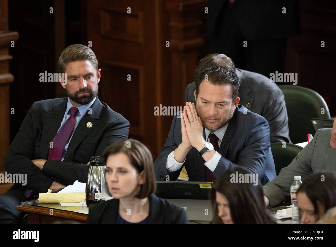 Austin, Texas, États-Unis, septembre 11 2023 : les représentants de l'État et les gestionnaires de destitution de la Chambre JEFF LEACH (à gauche) et OSCAR LONGORIA (à droite) écoutent le jour 5 du procès de destitution suspendu du procureur général du Texas KEN PAXTON au Sénat du Texas le 11 septembre 2023. Crédit : Bob Daemmrich/Alamy Live News crédit : Bob Daemmrich/Alamy Live News Banque D'Images