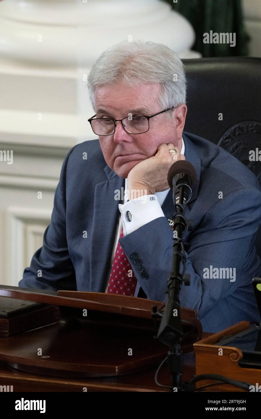 Austin, Texas, États-Unis, septembre 11 2023. Le lieutenant-gouverneur du Texas DAN PATRICK, agissant en tant que juge du procès, écoute le témoignage pendant le jour 5 du procès de destitution du procureur général Ken Paxton suspendu au Sénat du Texas. Crédit : Bob Daemmrich/Alamy Live News Banque D'Images Austin, Texas, États-Unis, septembre 11 2023. Le lieutenant-gouverneur du Texas DAN PATRICK, agissant en tant que juge du procès, écoute le témoignage pendant le jour 5 du procès de destitution du procureur général Ken Paxton suspendu au Sénat du Texas. Crédit : Bob Daemmrich/Alamy Live News Banque D'Images