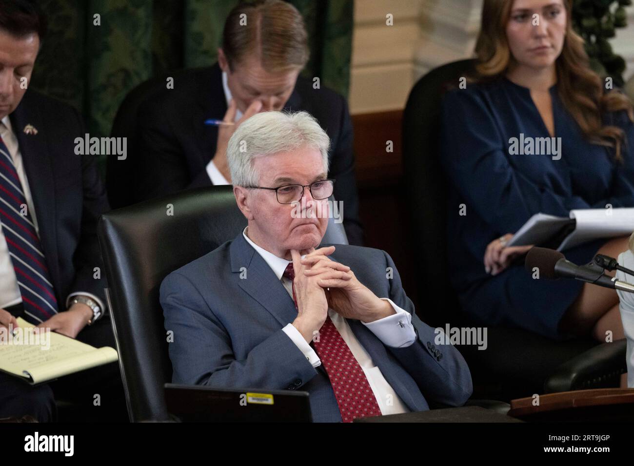 Austin, Texas, États-Unis, septembre 11 2023. Le lieutenant-gouverneur du Texas DAN PATRICK, agissant en tant que juge du procès, écoute le témoignage pendant le jour 5 du procès de destitution du procureur général Ken Paxton suspendu au Sénat du Texas. Crédit : Bob Daemmrich/Alamy Live News Banque D'Images Austin, Texas, États-Unis, septembre 11 2023. Le lieutenant-gouverneur du Texas DAN PATRICK, agissant en tant que juge du procès, écoute le témoignage pendant le jour 5 du procès de destitution du procureur général Ken Paxton suspendu au Sénat du Texas. Crédit : Bob Daemmrich/Alamy Live News Banque D'Images